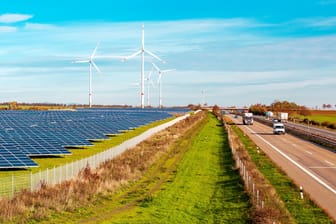 Sonnenkollektoren und Windturbinen auf einem Feld Autobahn, Fotovoltaik, alternative Stromquelle. Konzept der nachhaltigen Ressourcen