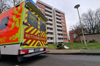 Ein Rettungswagen vor dem Haus: Am Sonntagvormittag wurden die Einsatzkräfte alarmiert.