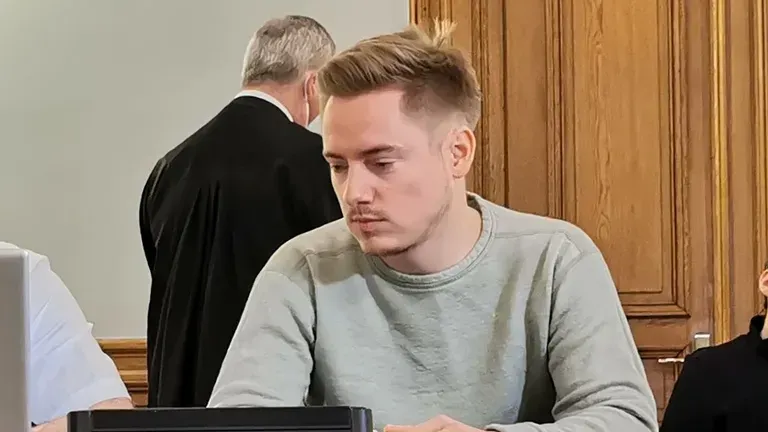 Angeklagter Maximilian Schmidt zusammen mit seinen Anwälten zu Prozessauftakt.