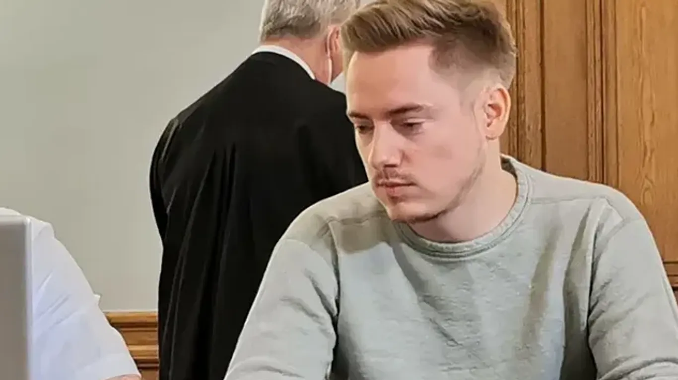 Angeklagter Maximilian Schmidt zusammen mit seinen Anwälten zu Prozessauftakt.