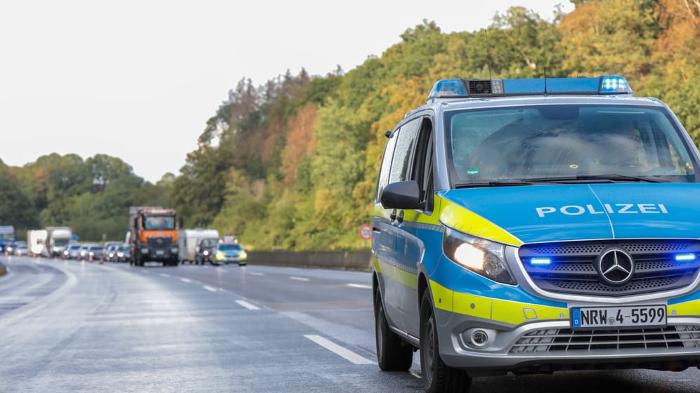 Ein Polizeiauto sperrt die Autobahn (Symbolbild): Auf der A59 ereignete sich am Montag ein schwerer Unfall.