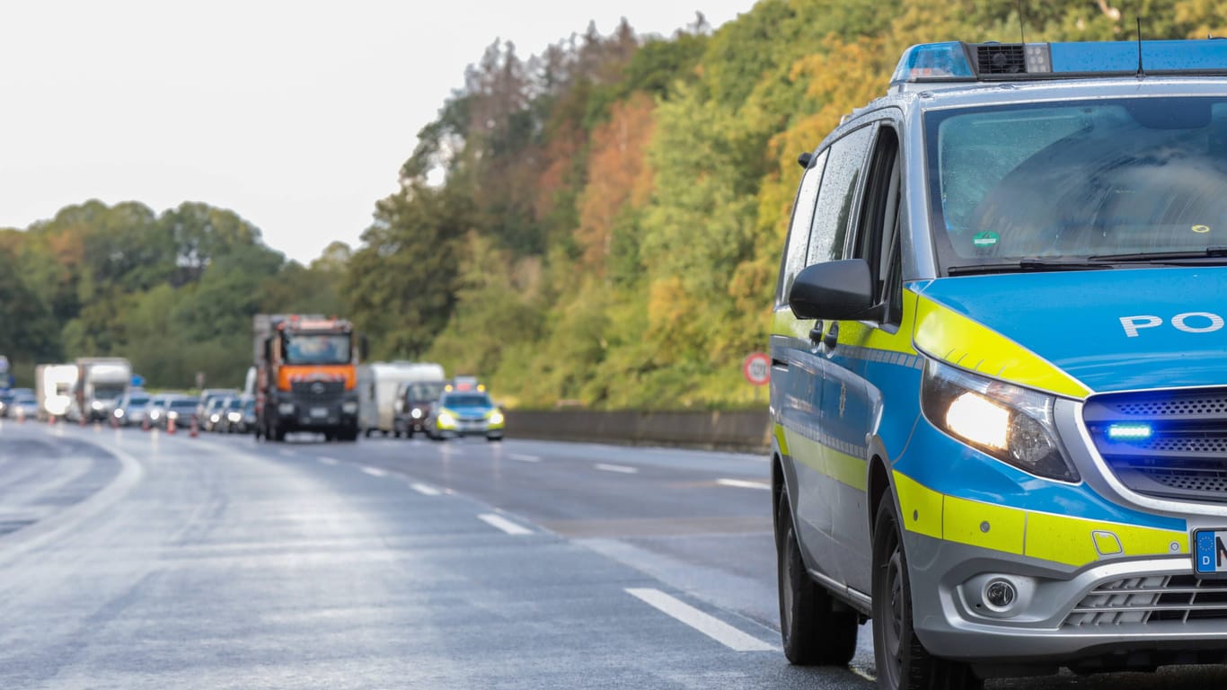 Ein Polizeiauto sperrt die Autobahn (Symbolbild): Auf der A59 ereignete sich am Montag ein schwerer Unfall.