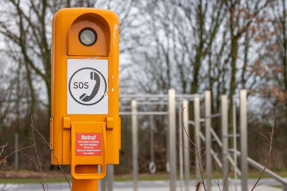 Notrufsäule an der Autobahn: Auch neu gebaute Autobahnabschnitte werden in der Regel mit den Säulen ausgestattet.