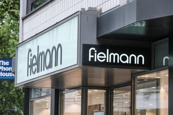 Fielmann-Filiale (Symbolbild): Die Dividende für das abgelaufene Jahr will das Familienunternehmen auf 75 Cent halbieren.