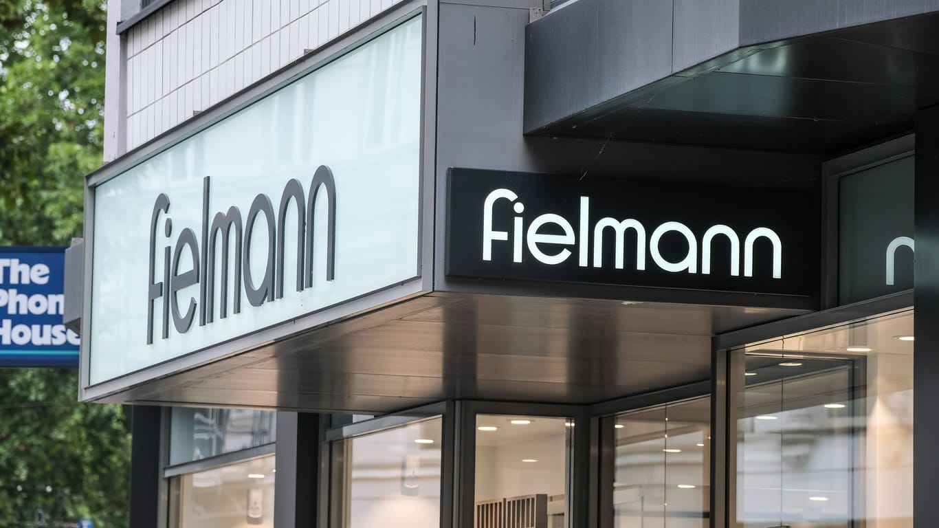 Fielmann-Filiale (Symbolbild): Die Dividende für das abgelaufene Jahr will das Familienunternehmen auf 75 Cent halbieren.