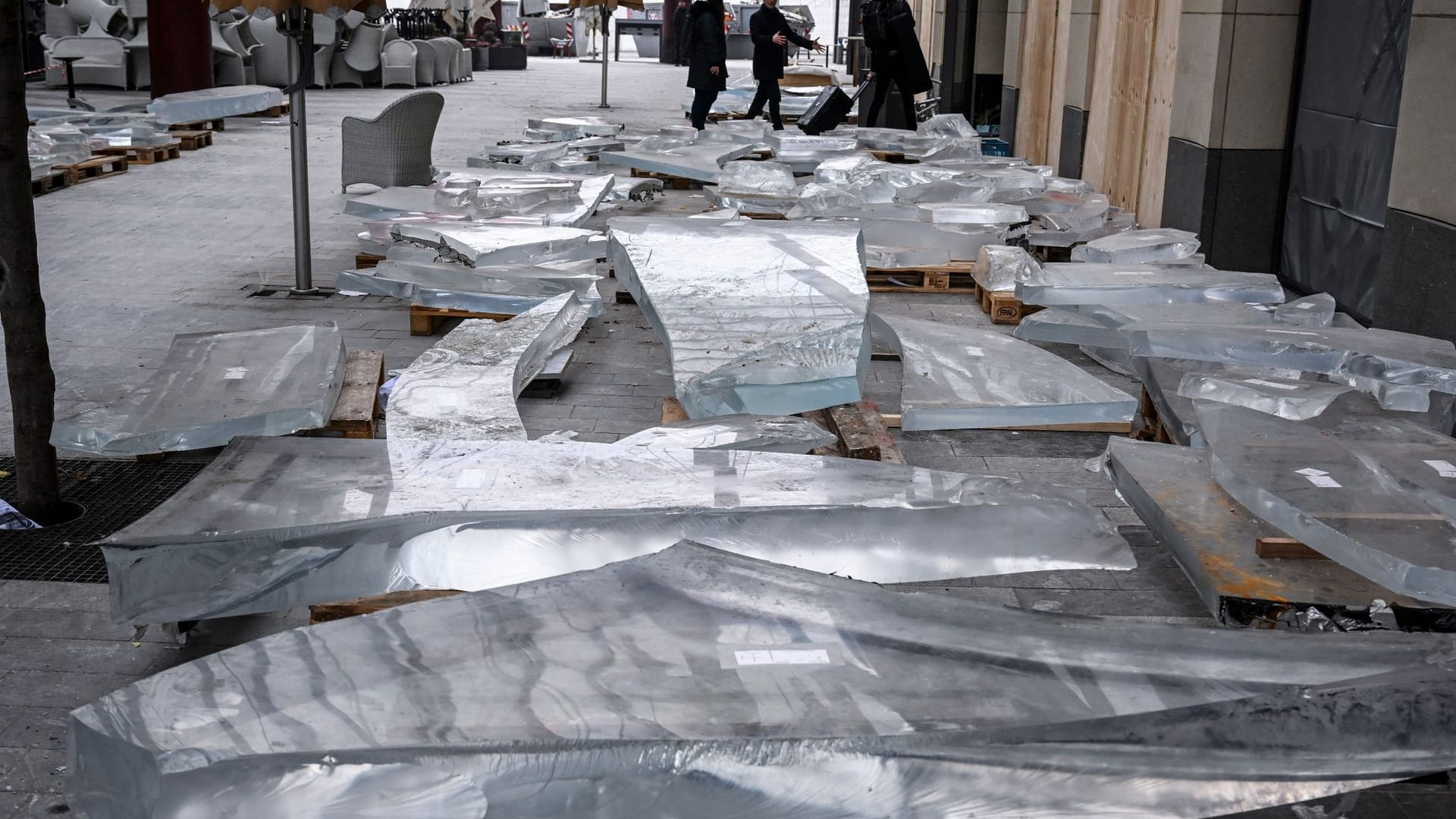 Reste der Acrylverkleidung des zerstörten Zylinders: Sie liegen fünf Wochen nach dem Vorfall in der Hotellobby.