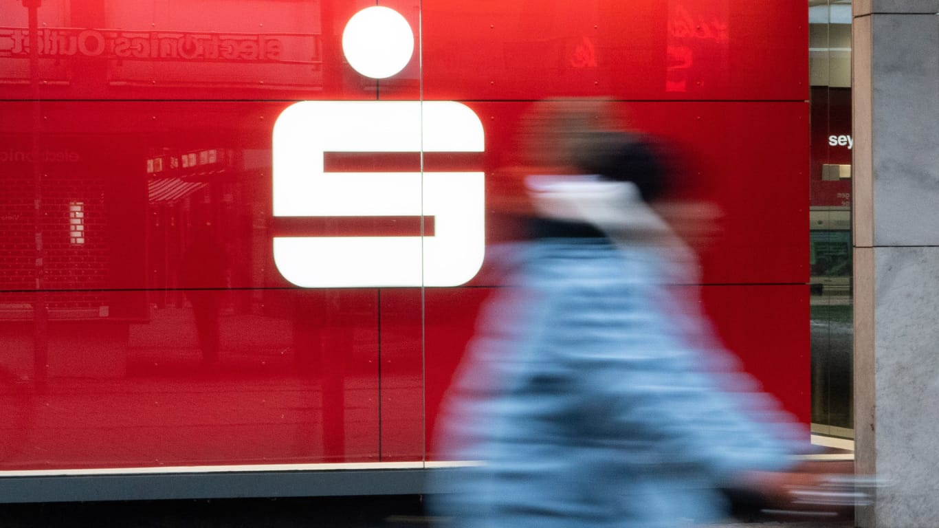 Sparkassen-Logo (Symbolbild): Vor allem Sparkassen-Kunden könnten Tausende Euro an Zinsen entgangen sein.