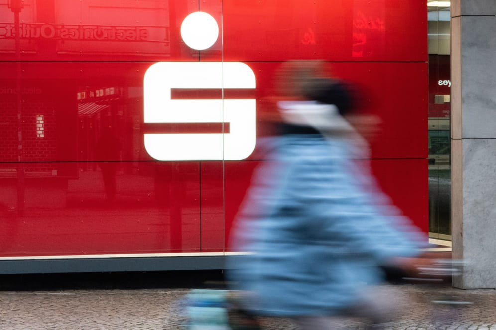 Sparkassen-Logo (Symbolbild): Vor allem Sparkassen-Kunden könnten Tausende Euro an Zinsen entgangen sein.