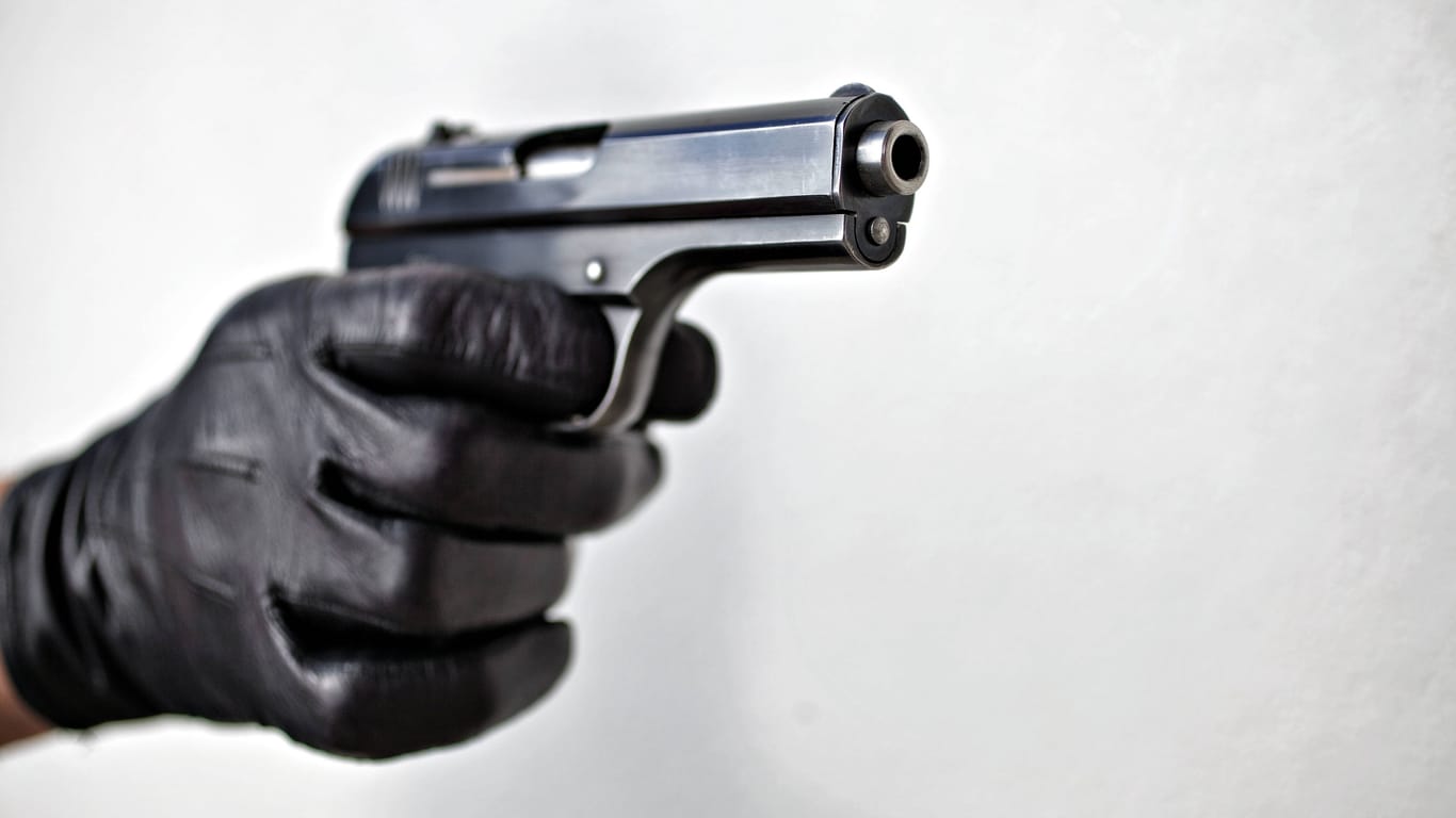 Eine Pistole (Symbolbild): Polizisten nahmen dem Mann die Attrappe ab.