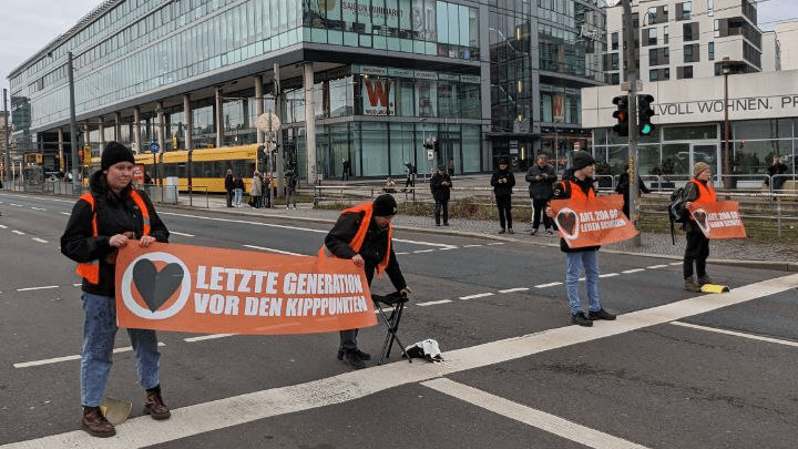 Zeitgleich zum Protest von "Extinction Rebellion" blockierten Aktivisten der "Letzten Generation" die St. Petersburger Straße.