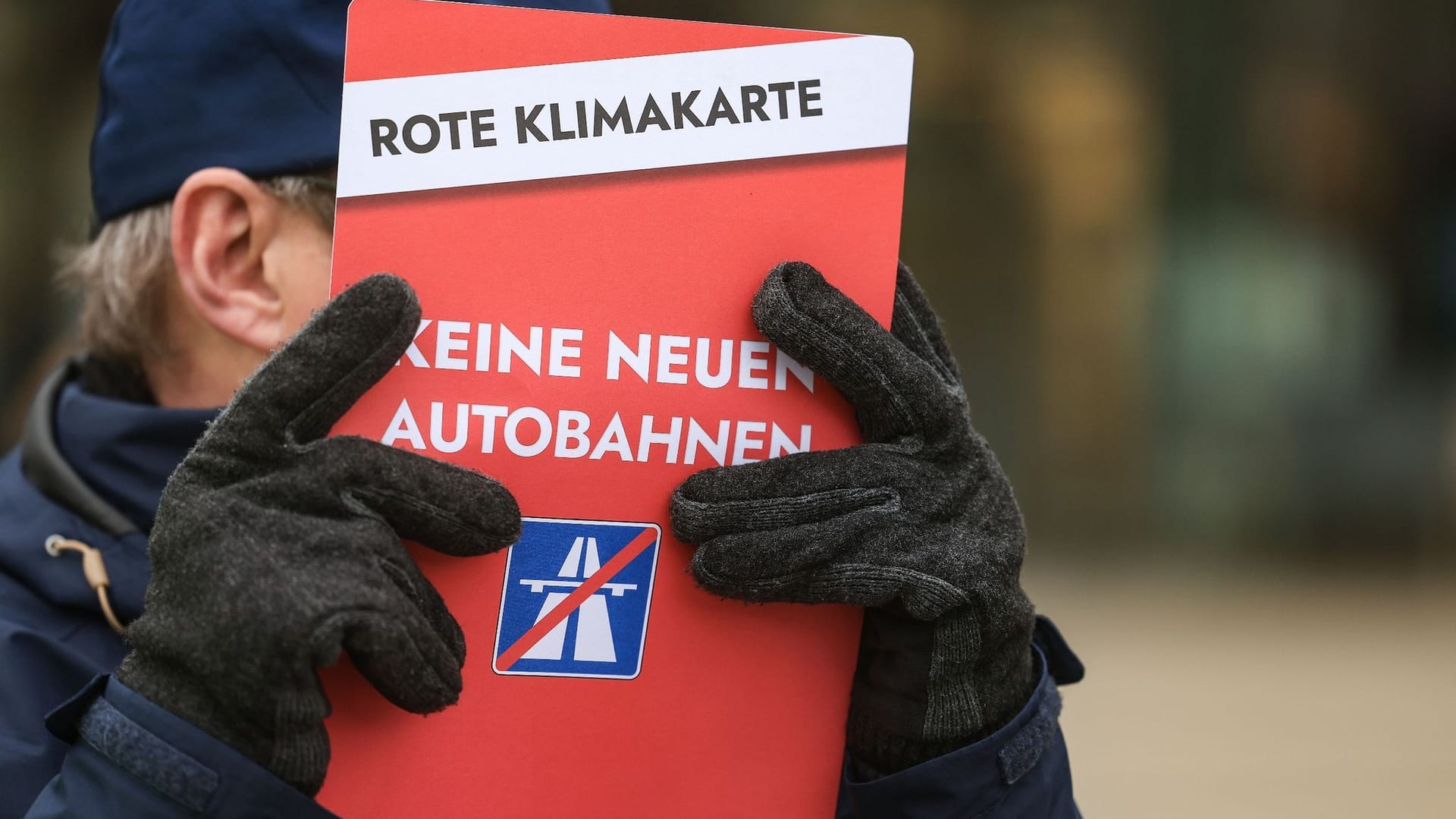 Klimaaktivisten protestieren gegen Autobahn-Ausbau Klimaaktivisten protestieren gegen Autobahn-Ausbau