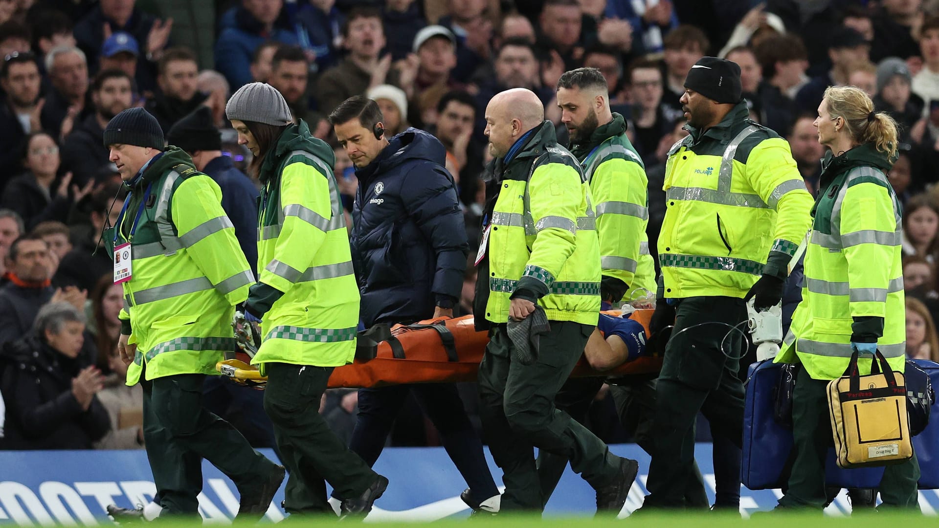 Cesar Azpilicueta: Der Spieler des FC Chelsea musste nach einem Kopftreffer minutenlang behandelt und schließlich vom Feld getragen werden.