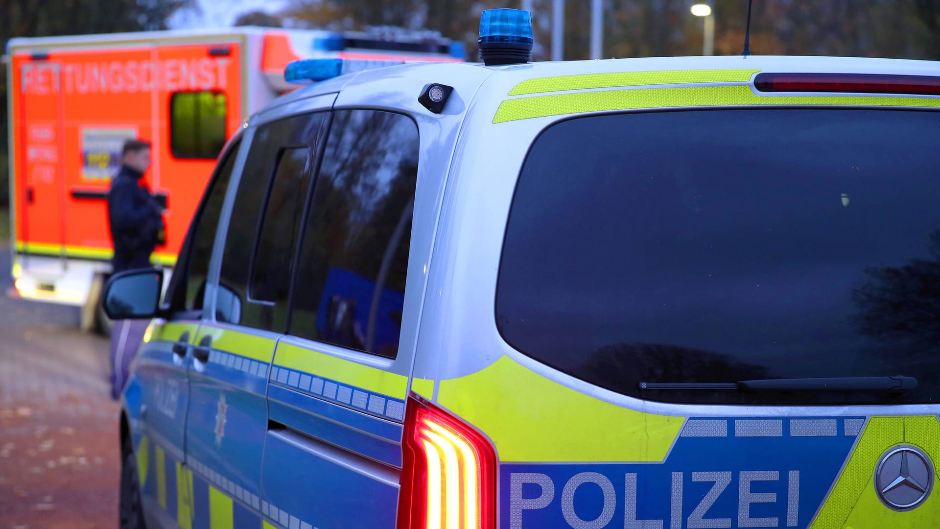 Ein Streifenwagen während eines Einsatzes (Symbolfoto): Der Staatsschutz hat die Ermittlungen aufgenommen. Ein Streifenwagen während eines Einsatzes (Symbolfoto): Der Staatsschutz hat die Ermittlungen aufgenommen.