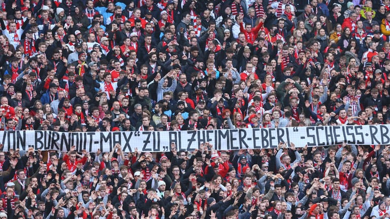 Am Samstag gab es im Kölner Stadion einige Banner gegen Max Eberl.