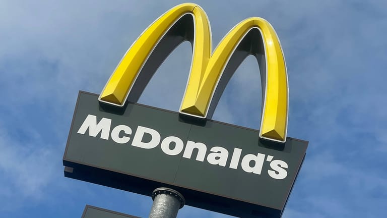Außenwerbung für McDonald's (Symbolbild): In Oldenburg schließt eine der ältesten deutschen Filialen.