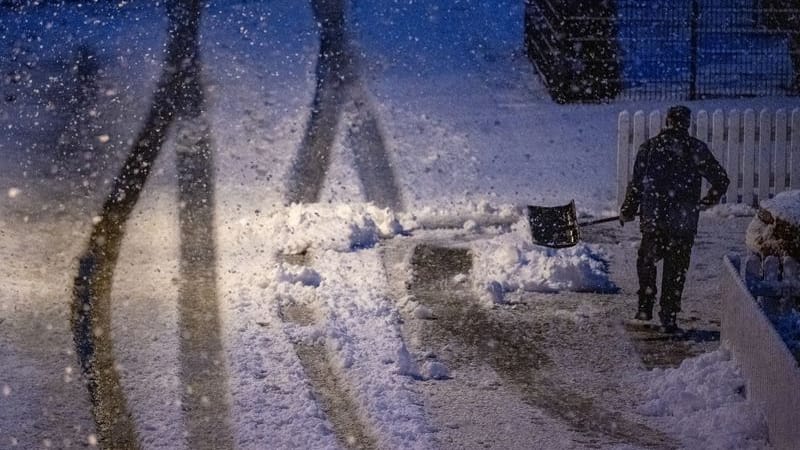 Schnee und Sturm hat den Verkehr auf Autobahnen rund um Nürnberg zeitweise zum Erliegen gebracht.