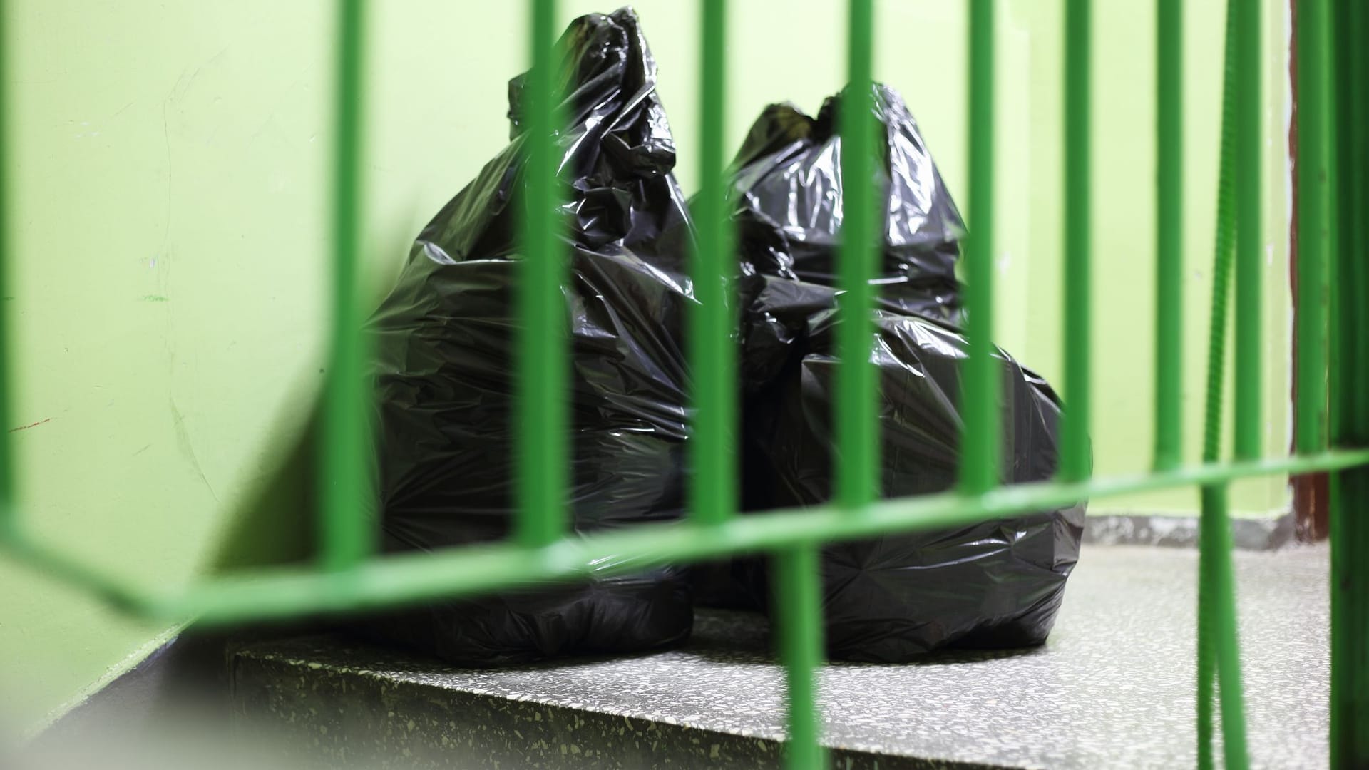 Müllbeutel stehen im Hausflur (Symbolbild): Immer wieder entflammt unter Bewohnern eines Mehrfamilienhauses Streit übers Treppenhaus und um den Hausflur.