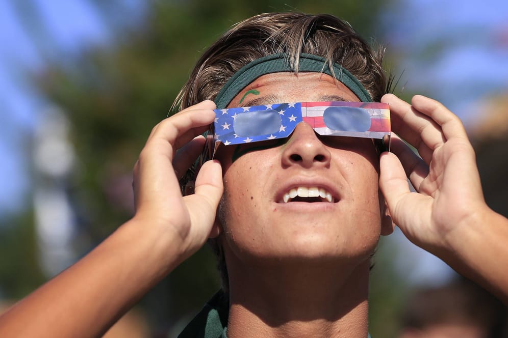 Ein Schüler aus Kalifornien beobachtet eine Sonnenfinsternis im Sommer 2017 (Archivbild): Immer mehr Schulen in den USA setzen für ihre Energieversorgung auf Sonnenenergie.