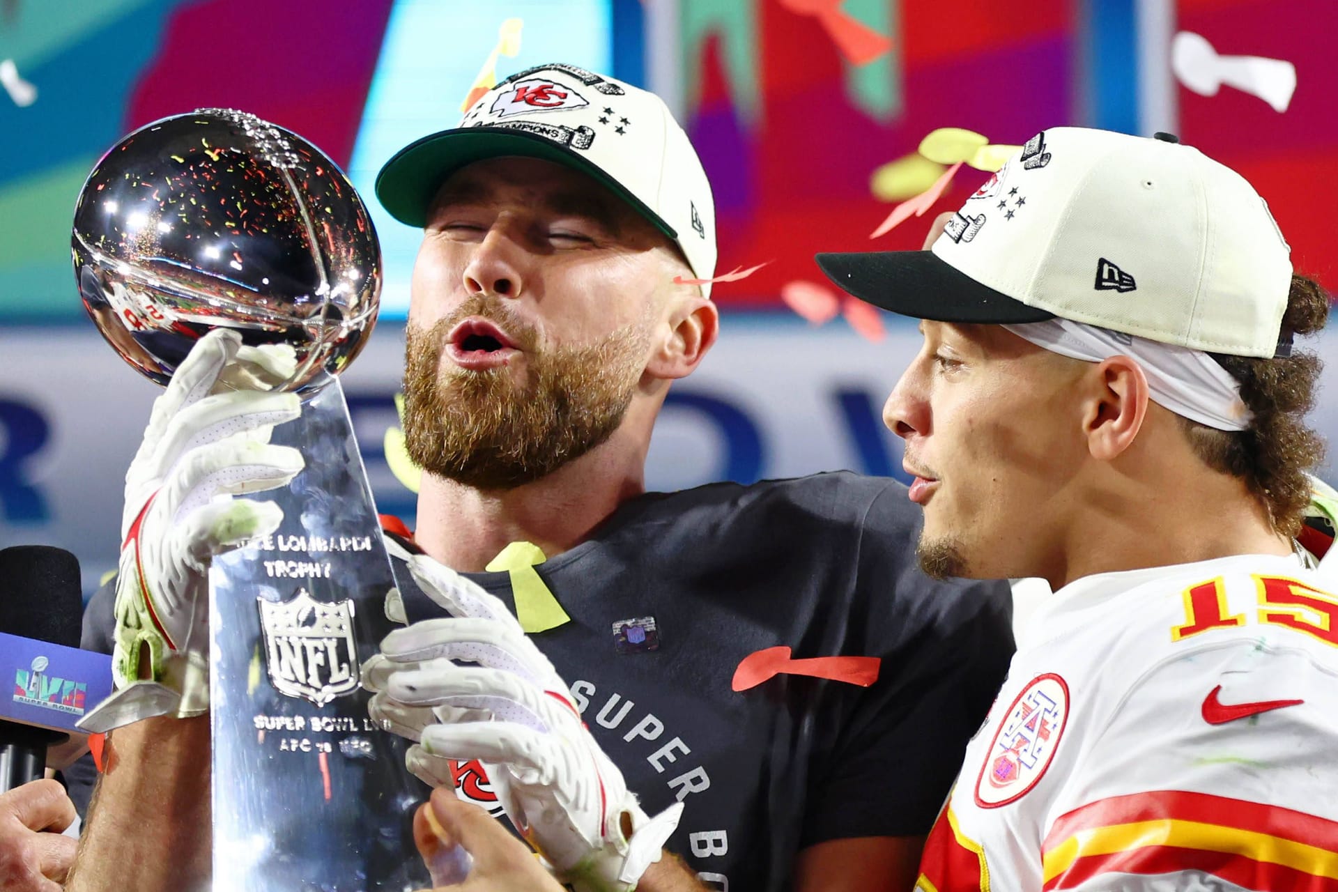 Die Chiefs um Quarterback Patrick Mahomes (r.) gewannen den Super Bowl.