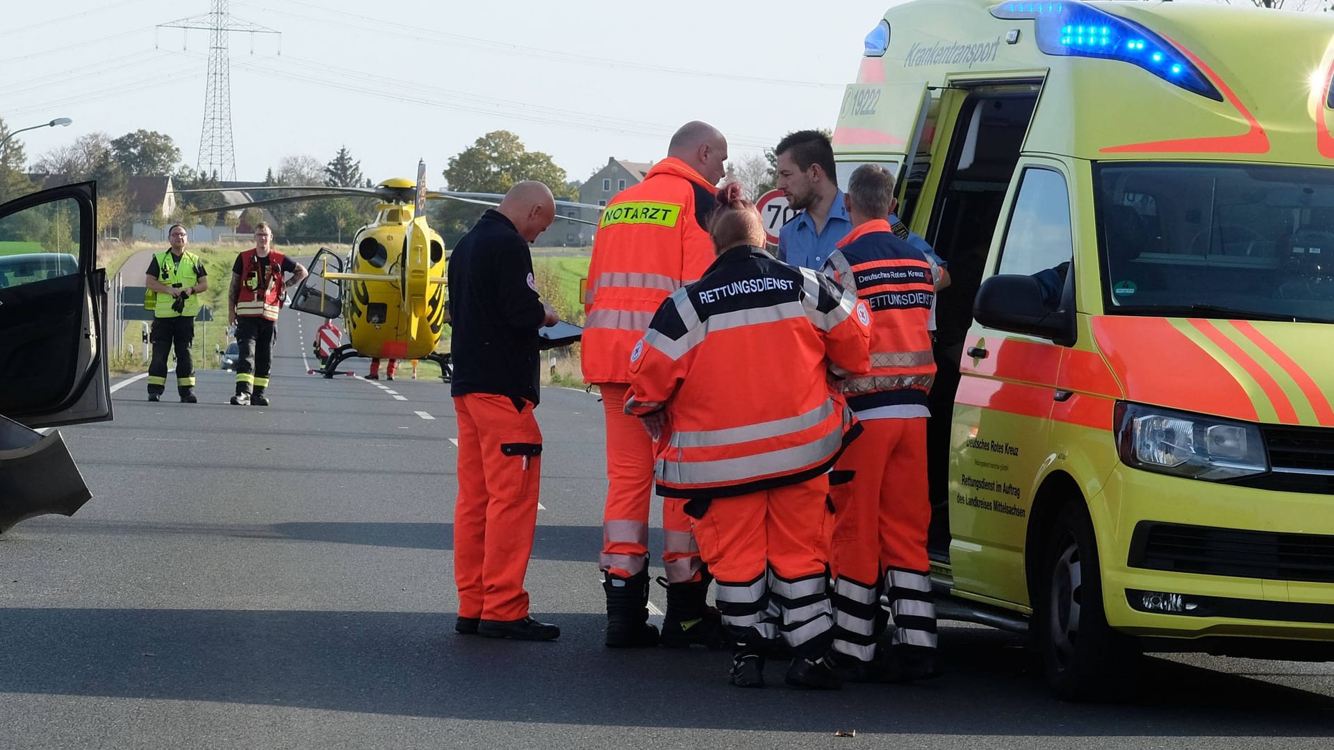 Retter bei einem Unfall (Symbolfoto): Die Helfer konnten nichts mehr für den Mann tun. Retter bei einem Unfall (Symbolfoto): Die Helfer konnten nichts mehr für den Mann tun.