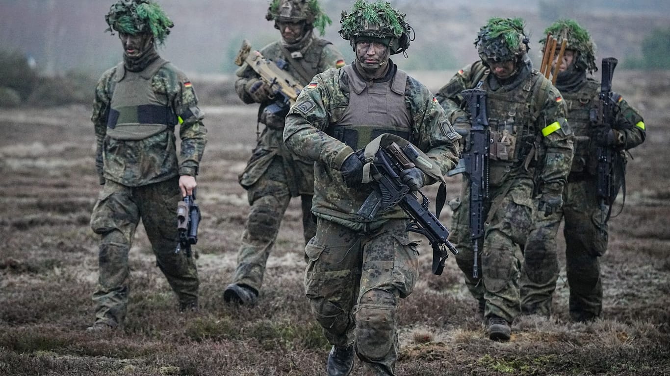 Soldaten der Bundeswehr: Laut einer neuen Umfrage stimmt eine Mehrheit der Menschen im Alter bis 29 Jahren einer allgemeinen Wehrpflicht zu.