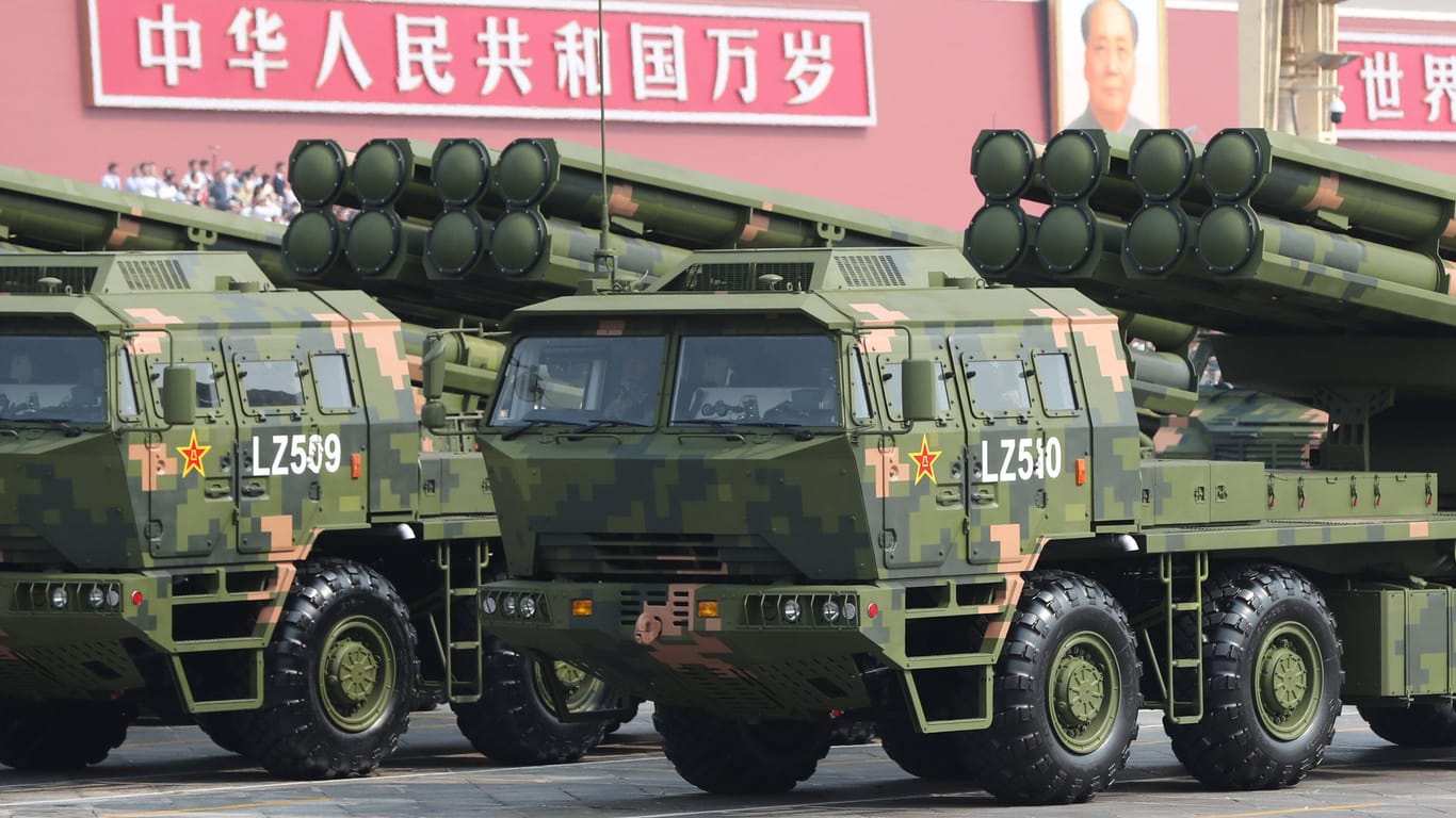 Eine Formation von Panzerartillerie nimmt in Peking an einer Militärparade teil: US-Außenminister Blinken spricht von "Informationen" zu Überlegungen Pekings, Waffen an Russland zu liefern.