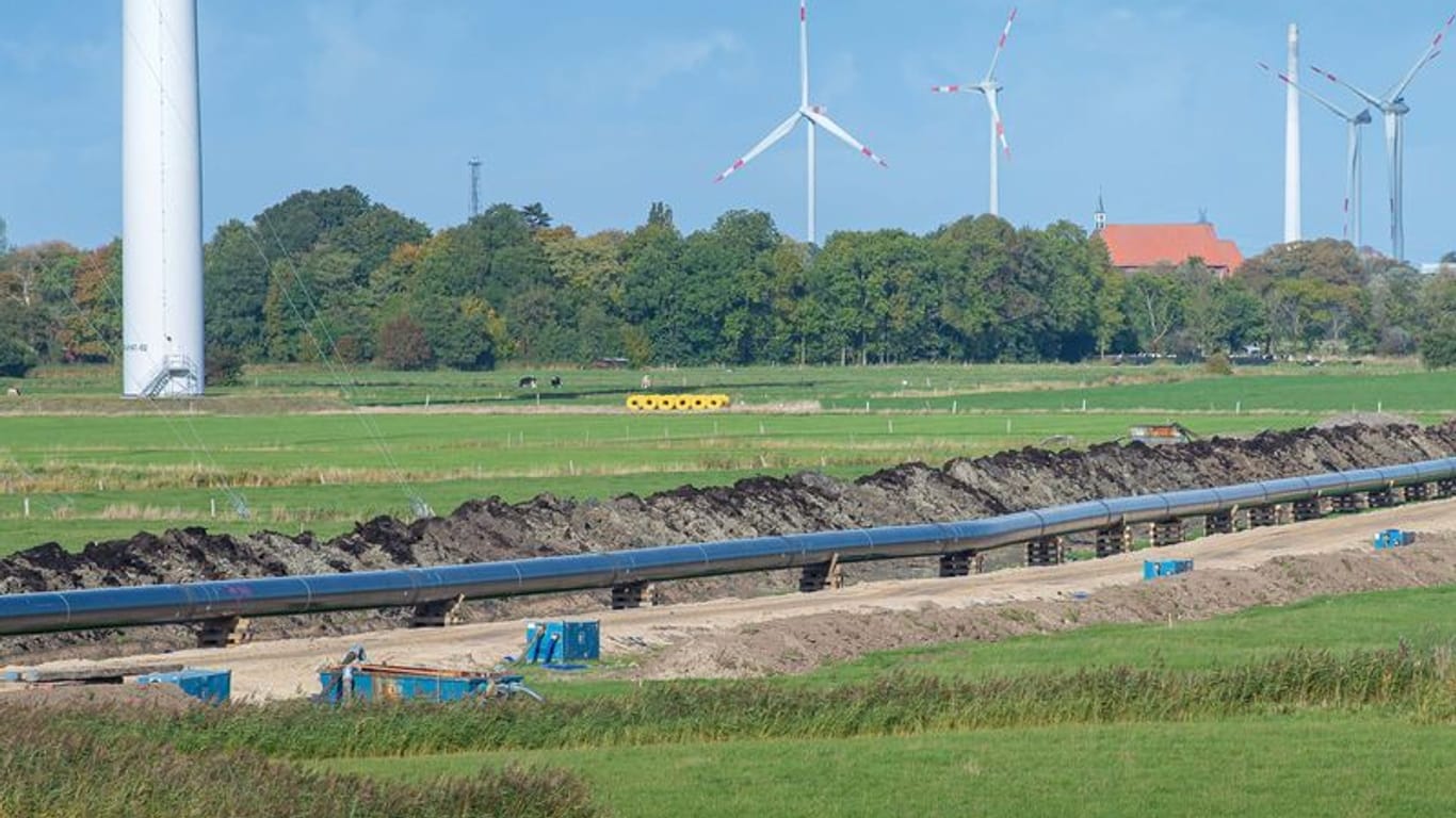 Rohre für die Wilhelmshavener Anbindungsleitung (WAL) werden verlegt (Archivbild): Die Bauarbeiten sollen in zwei Abschnitten erfolgen.