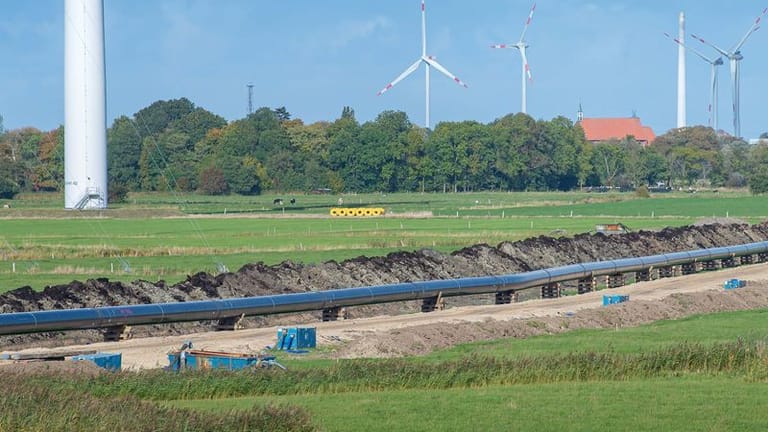 Rohre für die Wilhelmshavener Anbindungsleitung (WAL) werden verlegt (Archivbild): Die Bauarbeiten sollen in zwei Abschnitten erfolgen.