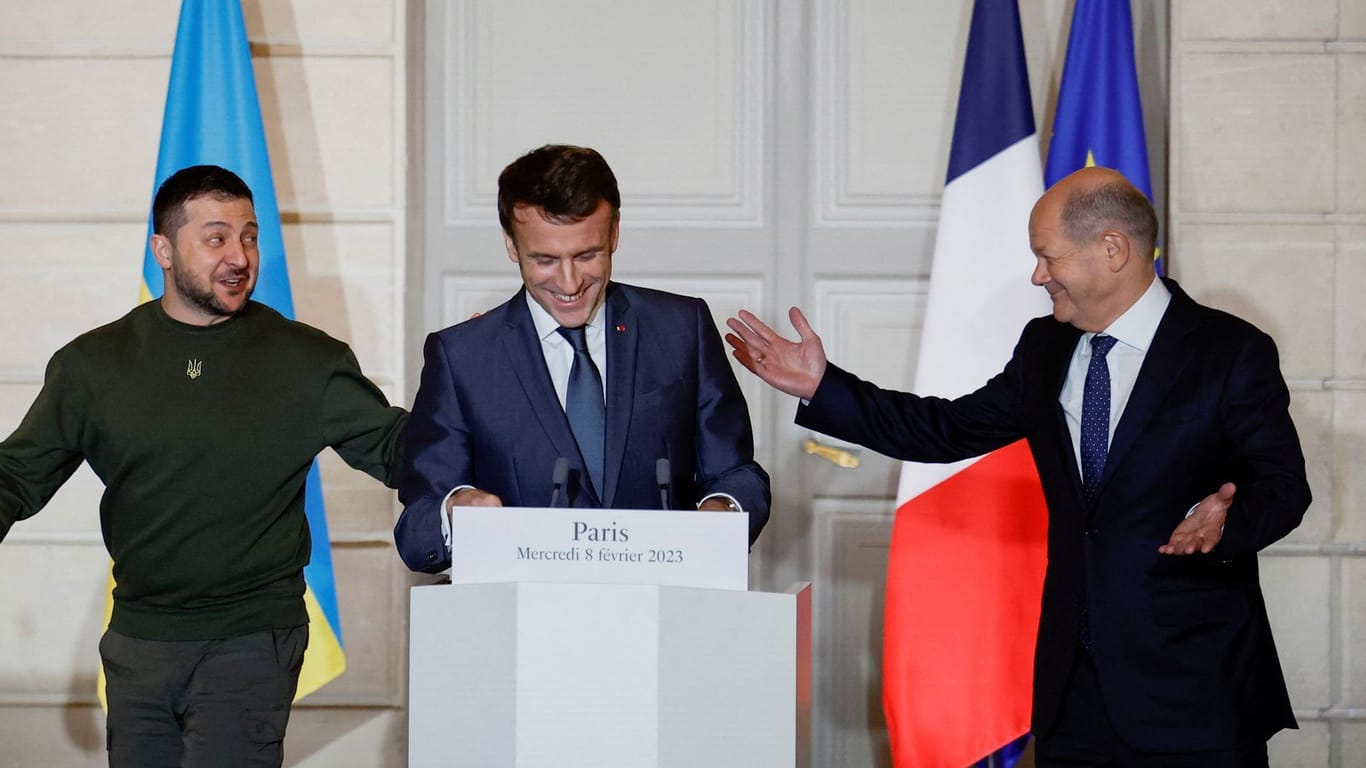Selenskyj (l.), Macron und Scholz (r.) nehmen an einer Pressekonferenz im Élysée-Palast in Paris teil: Dass Scholz sich erst vor das falsche Rednerpult gestellt hat, sorgt für Lacher bei den Staatschefs.