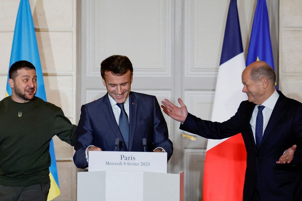 Selenskyj (l.), Macron und Scholz (r.) nehmen an einer Pressekonferenz im Élysée-Palast in Paris teil: Dass Scholz sich erst vor das falsche Rednerpult gestellt hat, sorgt für Lacher bei den Staatschefs.