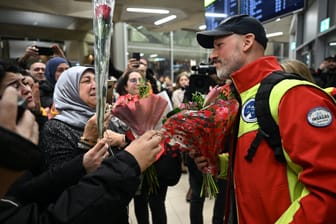 Flughafen Köln/Bonn: Daniel Lankers, Notarzt, wird von jubelnden Menschen auf dem Flughafen in Köln begrüßt.