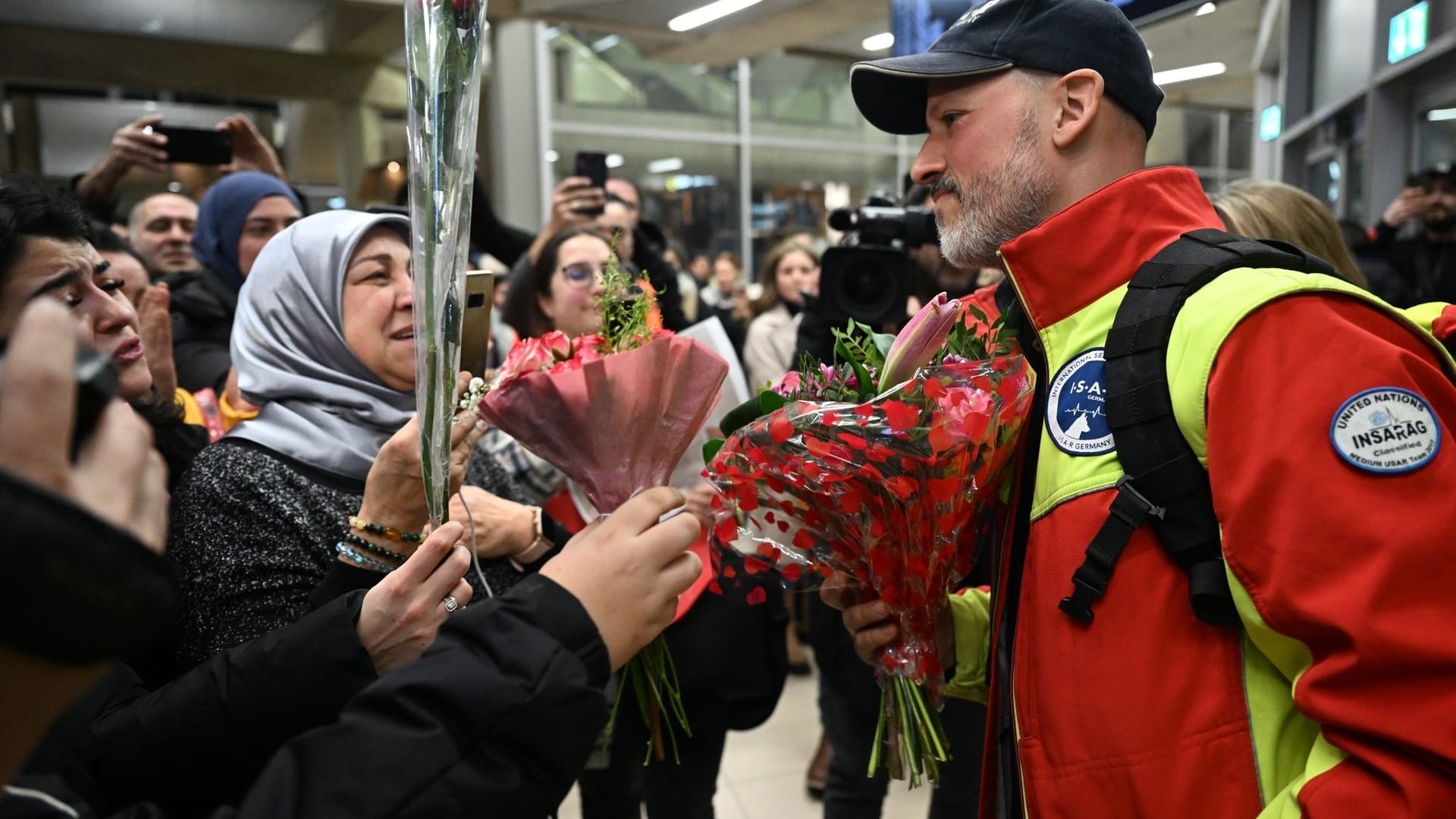 Flughafen Köln/Bonn: Daniel Lankers, Notarzt, wird von jubelnden Menschen auf dem Flughafen in Köln begrüßt. Flughafen Köln/Bonn: Daniel Lankers, Notarzt, wird von jubelnden Menschen auf dem Flughafen in Köln begrüßt.