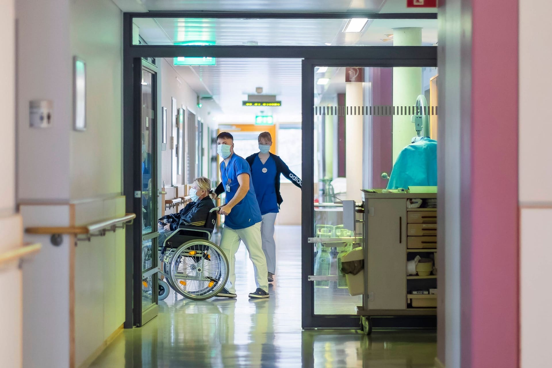 Auszubildende in der Krankenpflegeausbildung (Symbolbild): Die Prämie wird in zwei Teilen ausgezahlt.