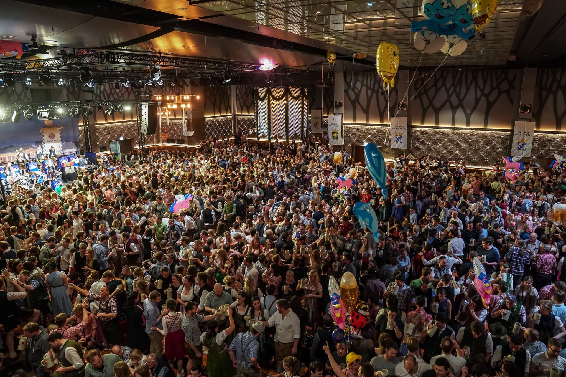 Feiern ohne Corona-Auflagen wie am Nockherberg 2018 (Archivbild): Das ist dieses Jahr bei Münchner Starkbierfesten erneut möglich.