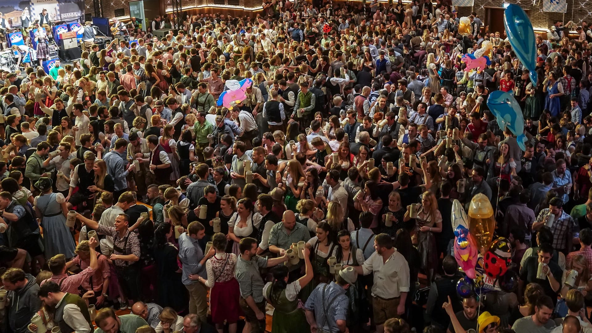 Feiern ohne Corona-Auflagen wie am Nockherberg 2018 (Archivbild): Das ist dieses Jahr bei Münchner Starkbierfesten erneut möglich.