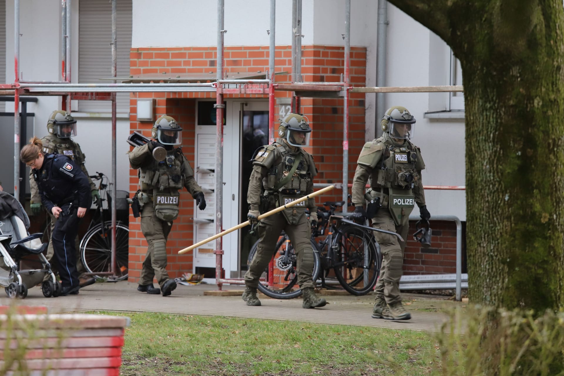 In Elmshorn löste ein Mann mit einem Messer einen SEK-Einsatz aus.