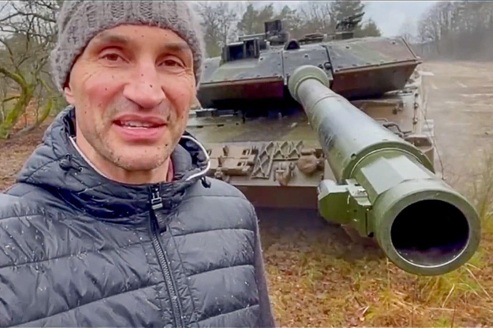 Wladimir Klitschko vor einem deutschen Leopard II-Panzer Wladimir Klitschko vor einem deutschen Leopard II-Panzer