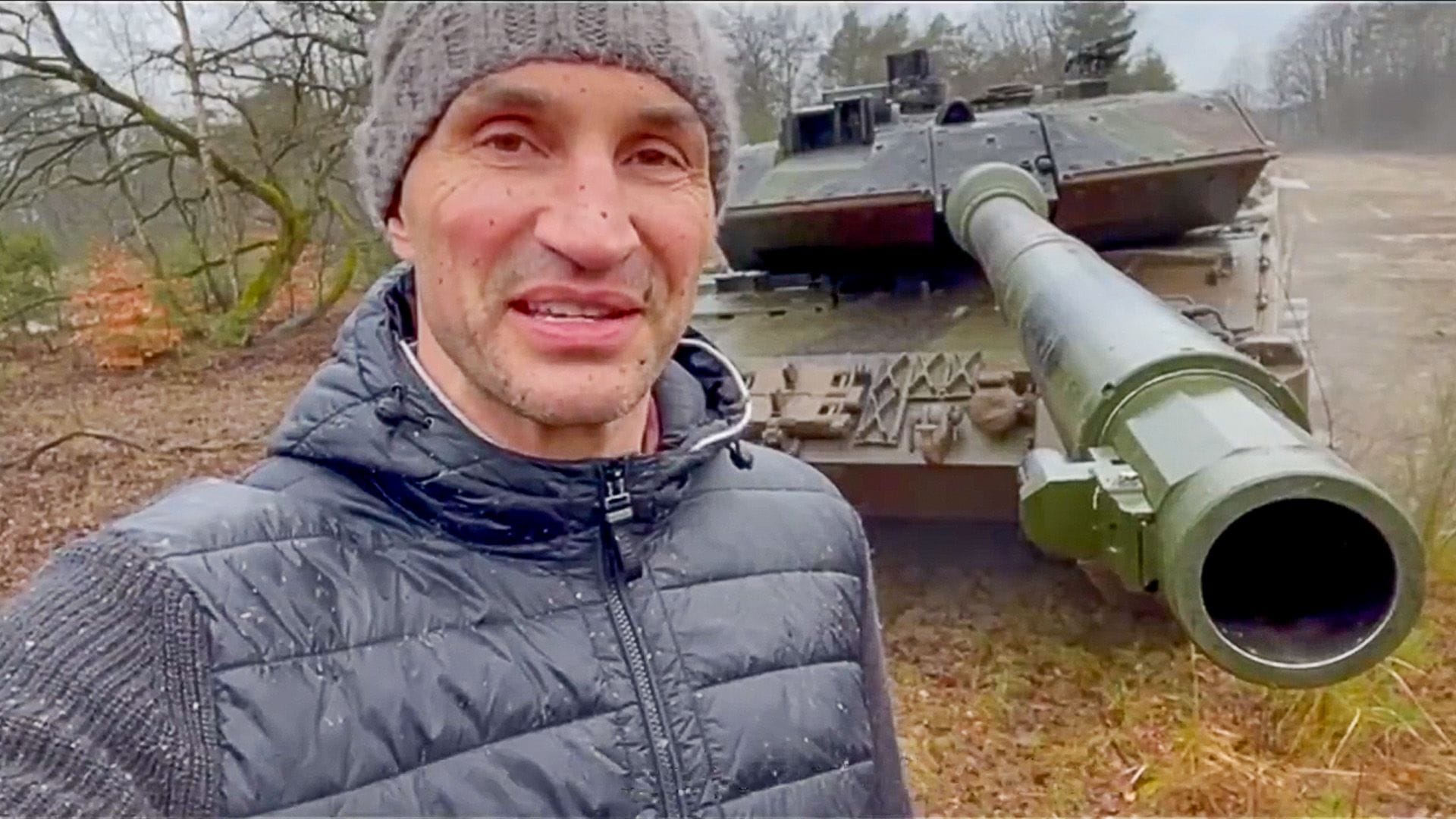 Wladimir Klitschko vor einem deutschen Leopard II-Panzer