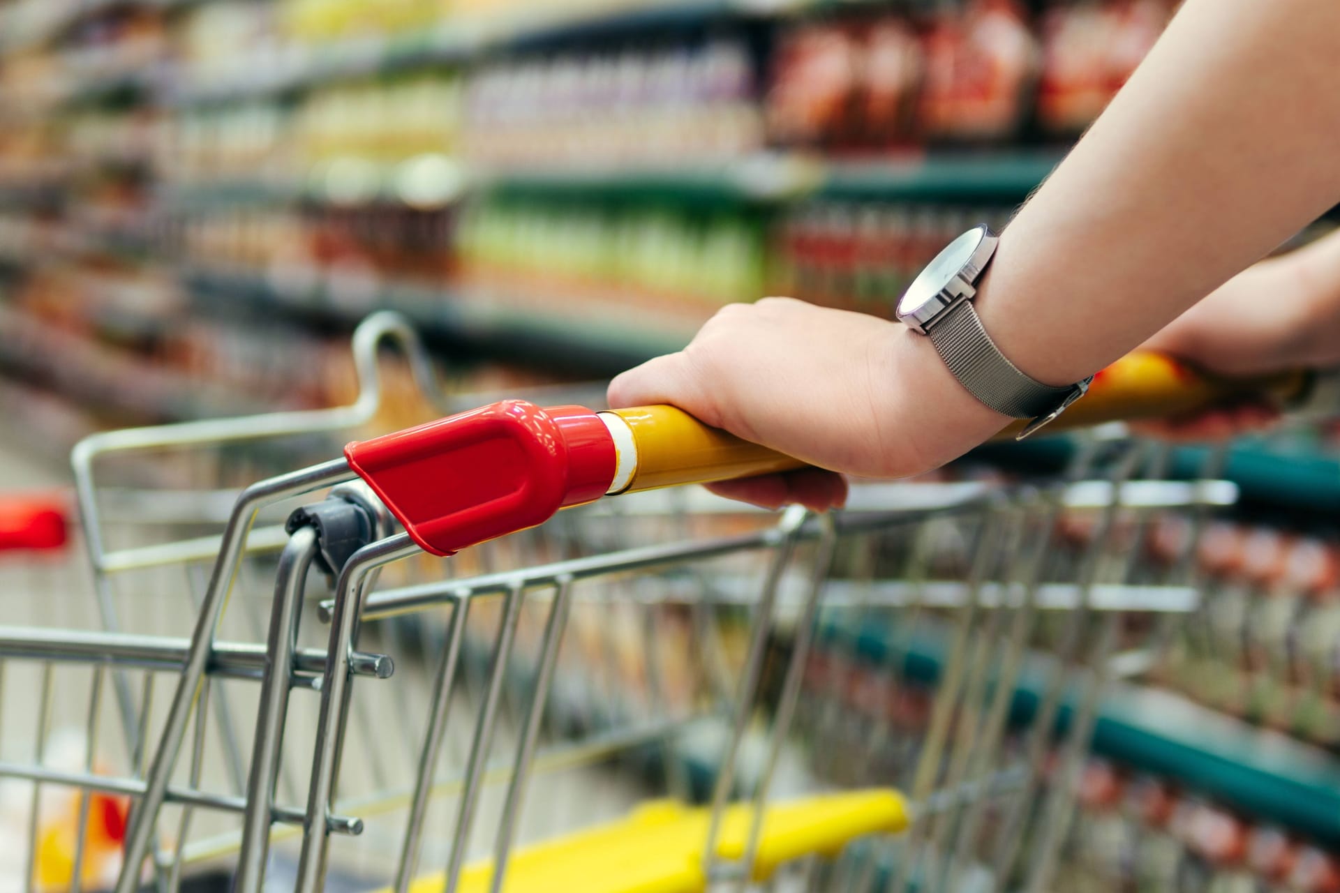 Einkaufswagen: Nicht nur die Inflation treibt die Preise im Supermarkt nach oben.