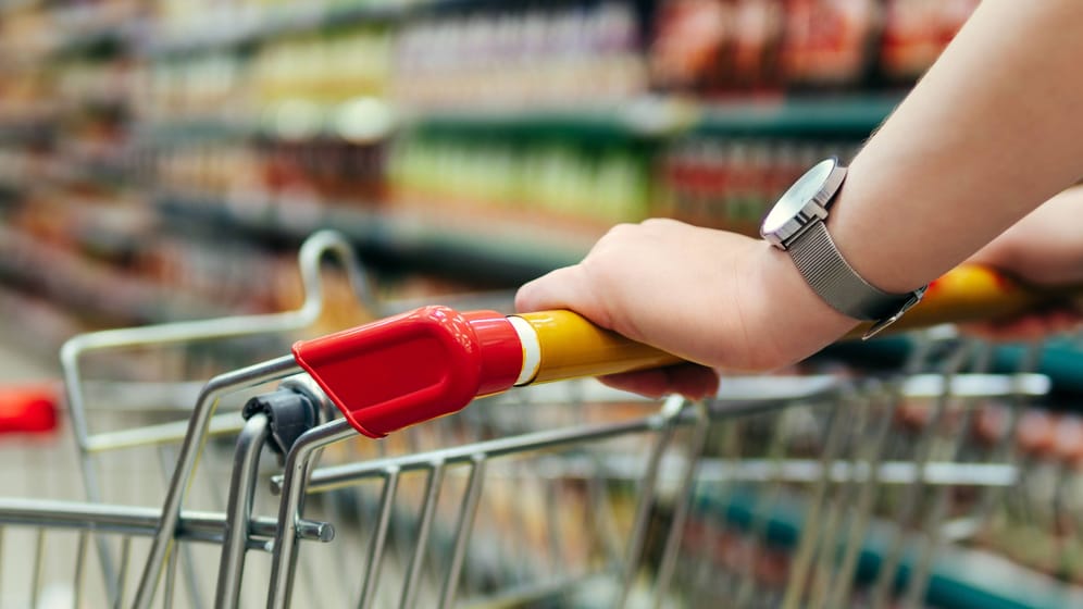 Einkaufswagen: Nicht nur die Inflation treibt die Preise im Supermarkt nach oben.