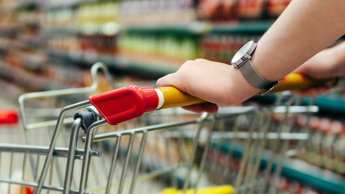 Einkaufswagen: Nicht nur die Inflation treibt die Preise im Supermarkt nach oben.