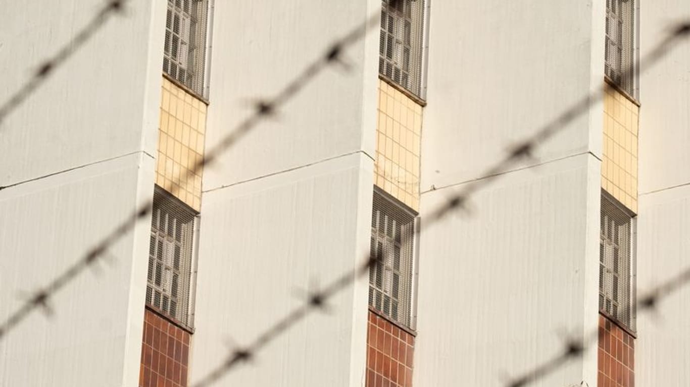Ein Stacheldrahtzaun umzäunt das Gelände einer Justizvollzugsanstalt (Symbolfoto): Immer mehr U-Häftlingen werden entlassen.