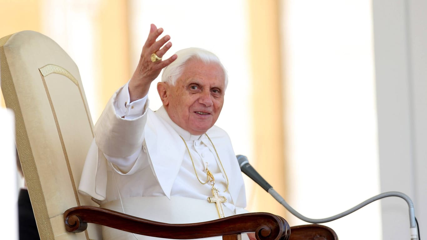 Der mittlerweile verstorbene Papst Benedikt XVI während einer Audienz (Archivbild): Ein Schriftwechsel erhärtet die in Missbrauchsfällen erhobenen Vorwürfe gegen ihn.