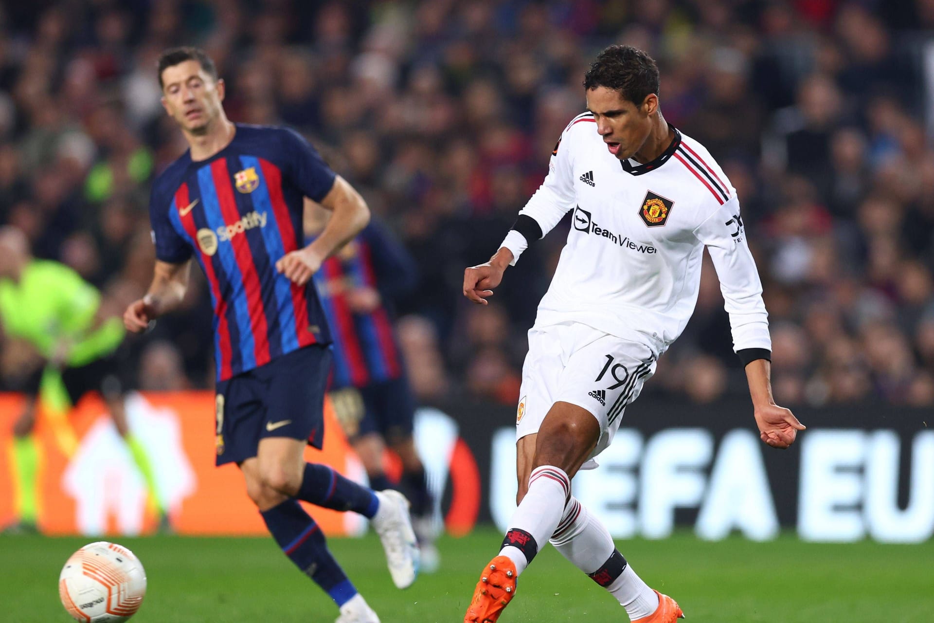 Robert Lewandowksi (l.) und Raphael Varane: Sie laufen sich dieses Jahr nicht in der Champions League über den Weg.