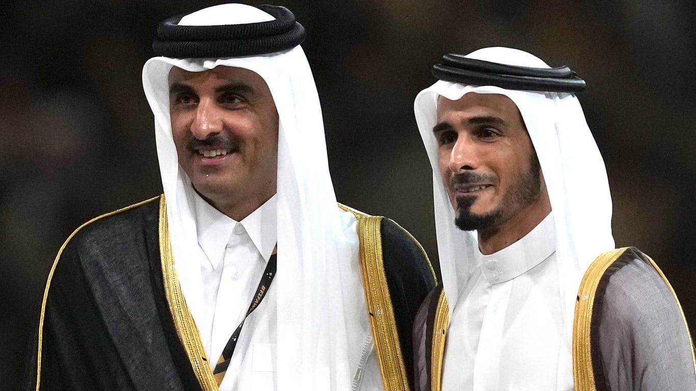 Bald Besitzer der "Red Devils"? Scheich Jassim Bin Hamad Al Thani (r.) und sein Bruder, Scheich Tamim Bin Hamad Al Thani, der Emir von Katar, hier beim WM-Finale im Dezember 2022.