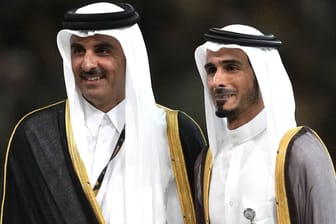 Bald Besitzer der "Red Devils"? Scheich Jassim Bin Hamad Al Thani (r.) und sein Bruder, Scheich Tamim Bin Hamad Al Thani, der Emir von Katar, hier beim WM-Finale im Dezember 2022.