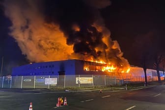 Lagerhalle in Flammen: 350 Einsatzkräfte bekämpften ein Feuer in Galvanik-Betrieb
