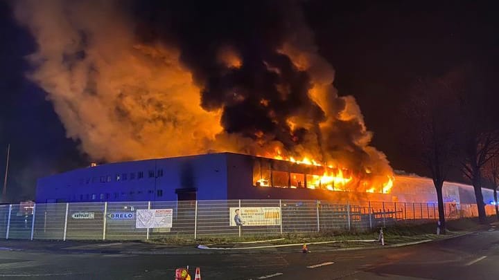 Lagerhalle in Flammen: 350 Einsatzkräfte bekämpften ein Feuer in Galvanik-Betrieb