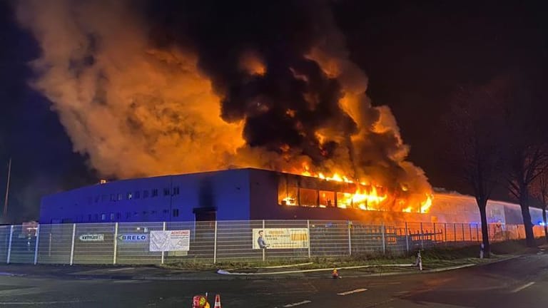 Lagerhalle in Flammen: 350 Einsatzkräfte bekämpften ein Feuer in Galvanik-Betrieb