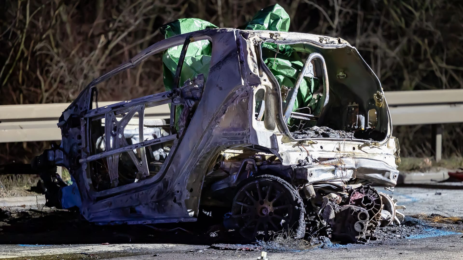 Ein Smart ging bei dem Unfall in Flammen auf und brannte komplett aus. Ein Smart ging bei dem Unfall in Flammen auf und brannte komplett aus.